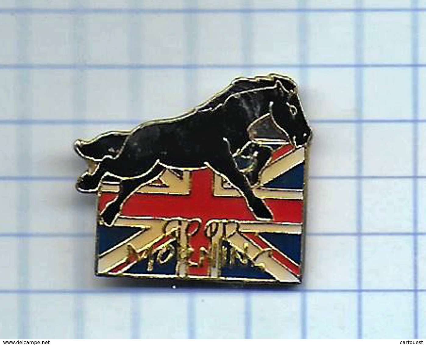 Pin's Pins /  THEME ANIMAUX -  CHEVAL NOIR  DRAPEAU ANGLETERRE ENGLAND UNION JACK CHEVAL GOOD MORNING ( Dos TOSCA ) - Animales