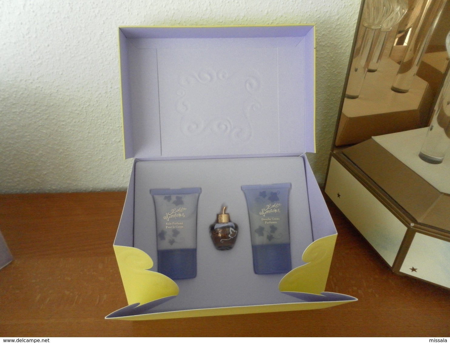 ACHAT IMMEDIAT;;;  COFFRET MINIATURE  " LA BOITE A MERVEILLES "  DE LOLITA LEMPICKA - Miniatures Femmes (avec Boite)