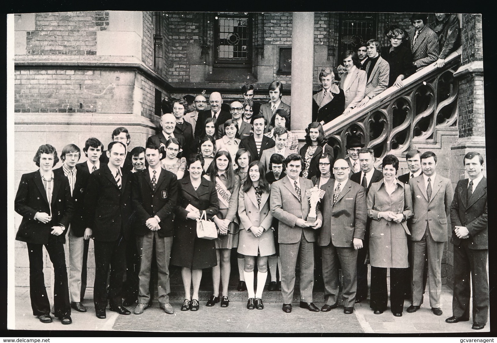 POPERINGE   FOTO 15 X 9 CM  VOLLEYBALPLOEG POVO  TITEL IIIe NAT.   1973 - Volleyball