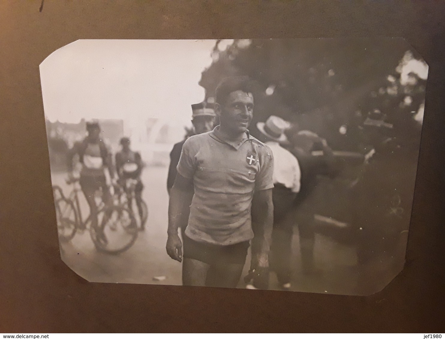 LE CYCLISME WIELRENNEN CICLISMO ALFRED BINDA CHAMPION DU MONDE FOTO SUR CARTON AFMETINGEN 22CM OP 20CM - Sports