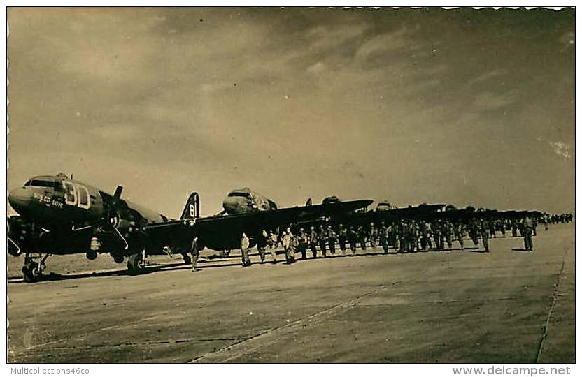 280818 - AVIATION AVION PARACHUTISME - Photo COLLIN CHAVILLE - Avion SOILED DOVE Saut Parachute Militaria Aérodrome - Parachutisme