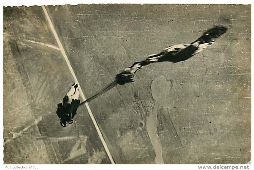 280818 - AVIATION AVION PARACHUTISME - Photo COLLIN CHAVILLE - Saut Parachute Militaria Aérodrome - Parachutisme