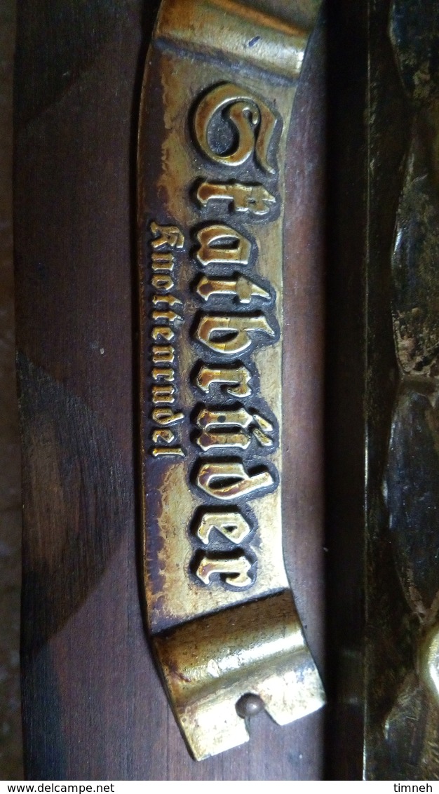 Statbrüder Knottenrudel - scène de taverne jeu de cartes - cadre bois & métal doré embouti chaînette vers 1930 allemagne