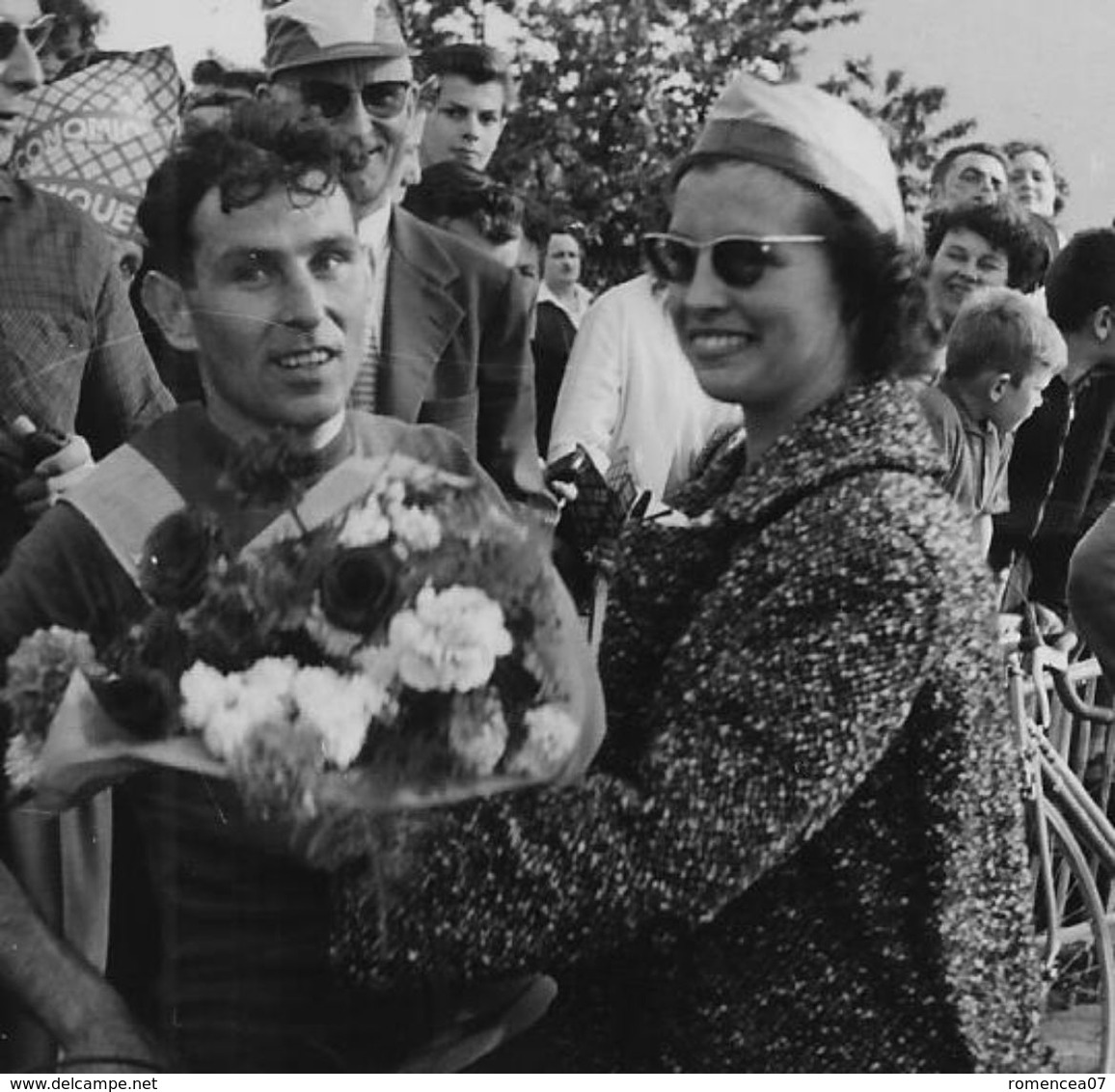 COURSE CYCLISTE - RECOMPENSE Au VAINQUEUR - Lieu Non Situé - Photographie - Vers 1950 - Cyclisme - A Voir ! - Ciclismo