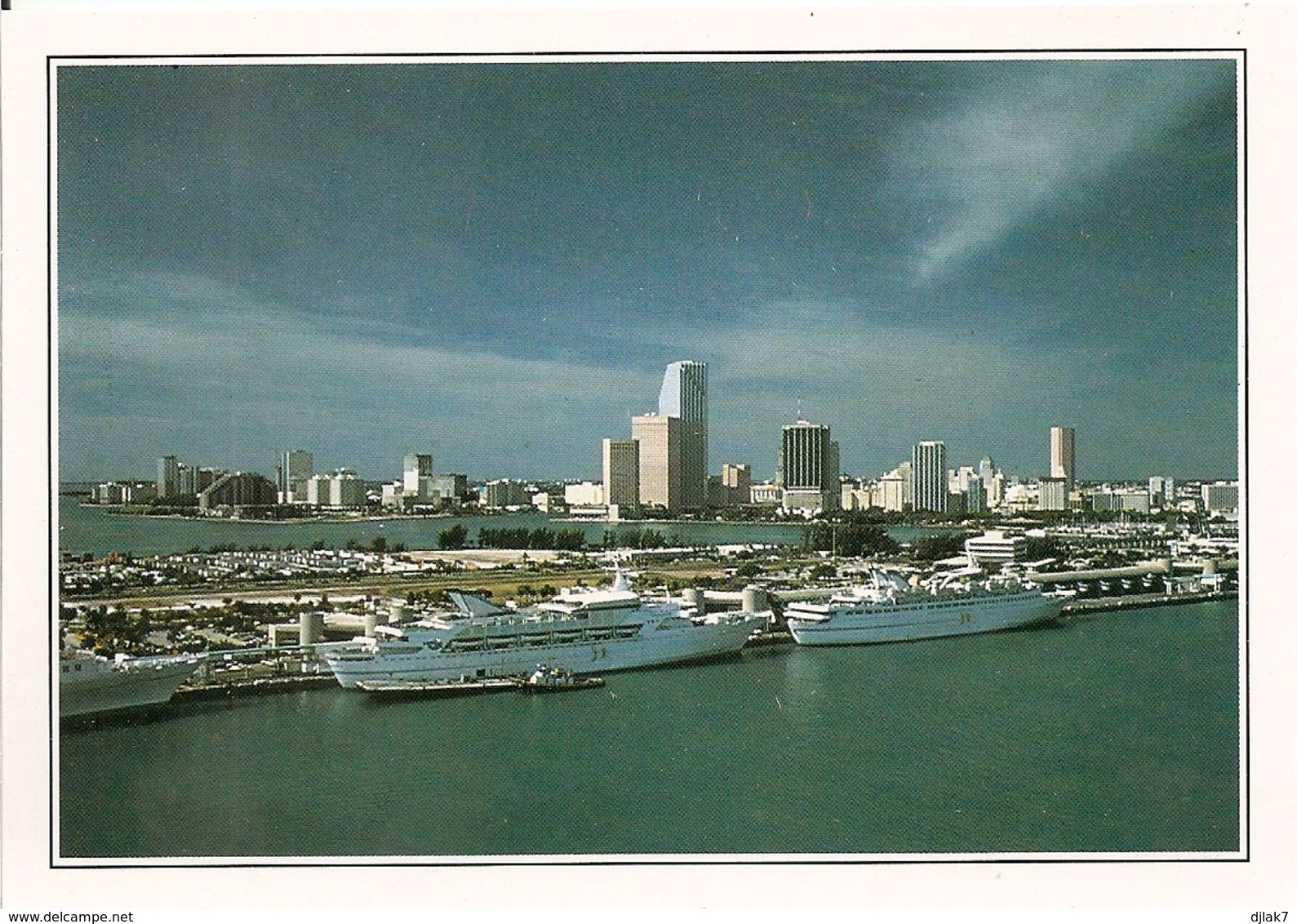 Etats Unis Vue Du Port De Miami (2 Scans) - Miami