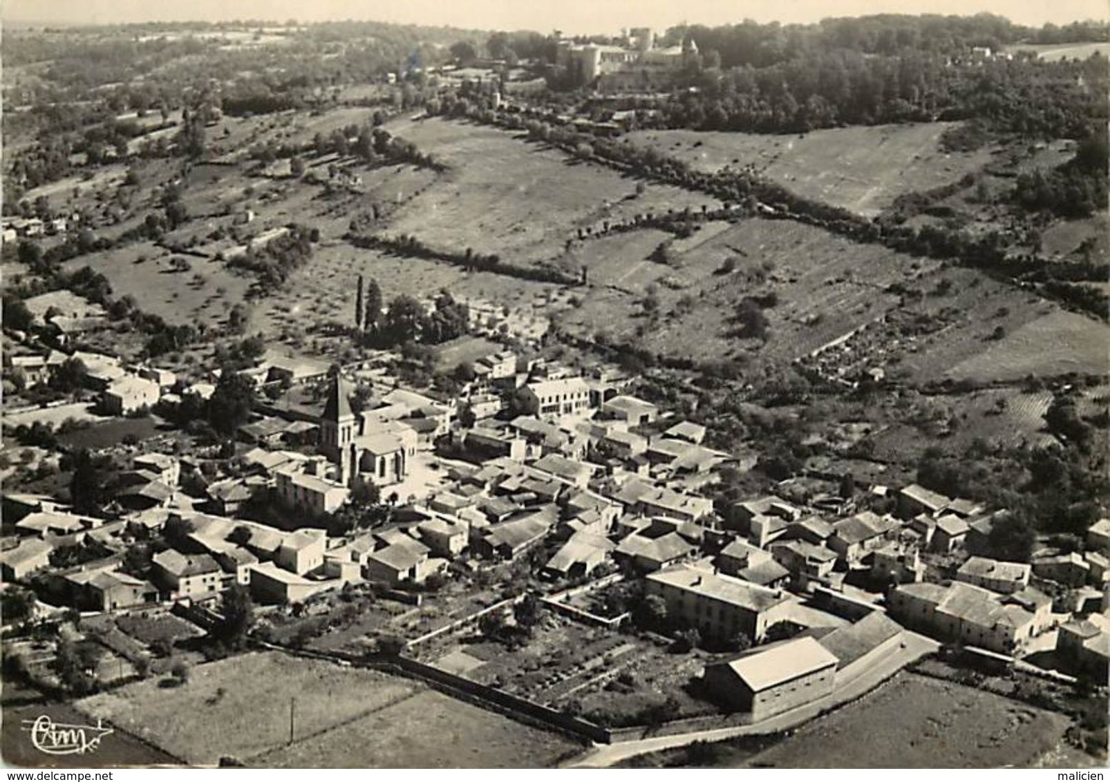 - Puy De Dôme -ref-A397- Ravel - Vue Generale Aerienne Sur Le Village Et Le Chateau - Chateaux - Carte Bon Etat - - Autres & Non Classés