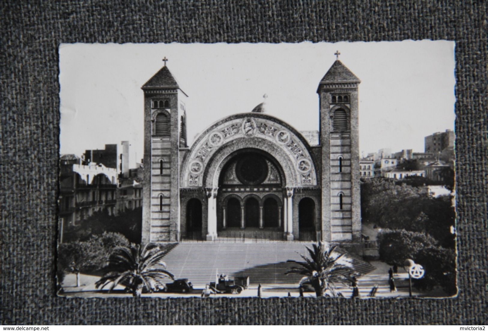 ORAN - La Cathédrale Et La Place JEANNE D'ARC - Oran