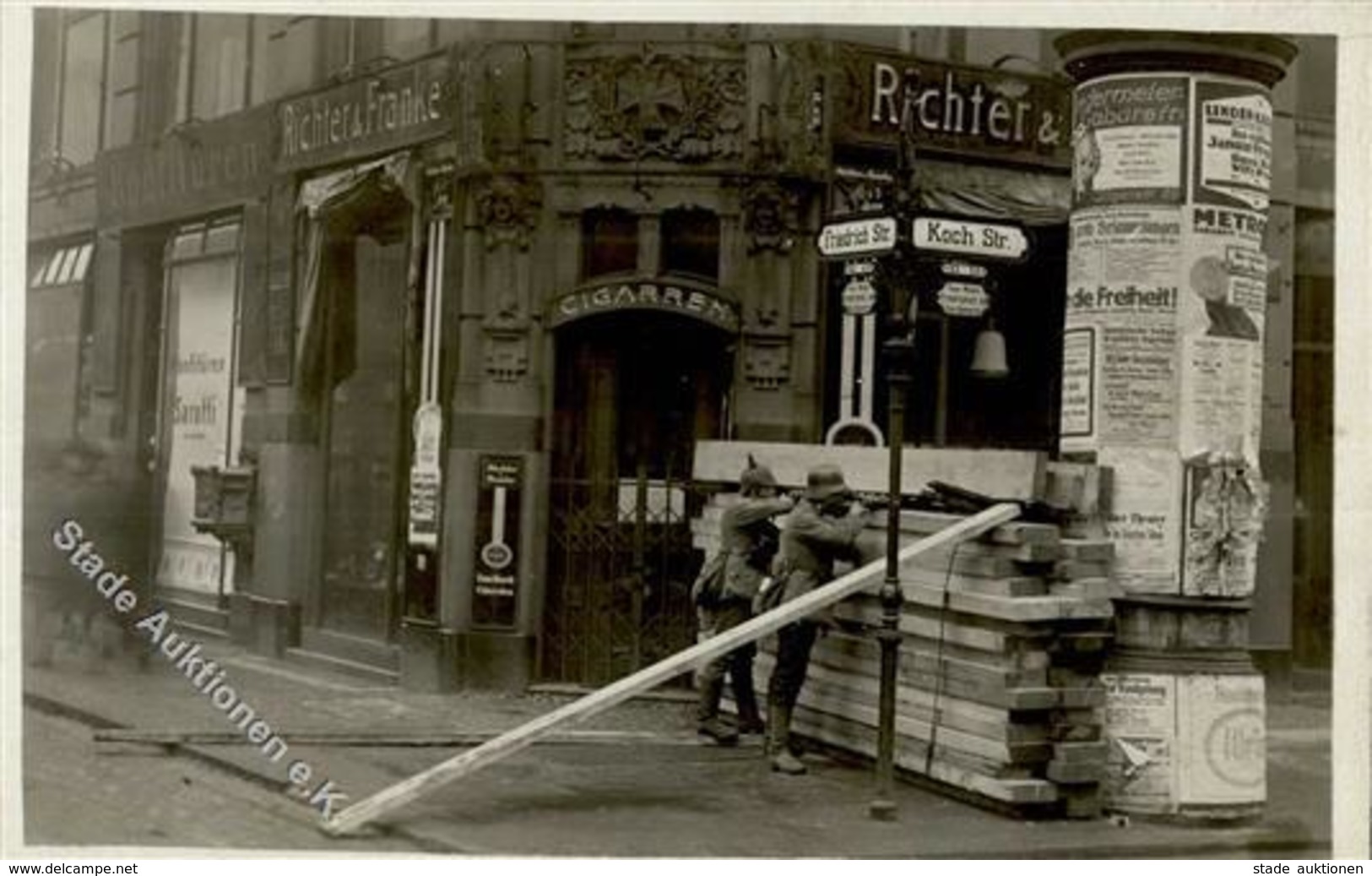 REVOLUTION BERLIN 1919 - Foto-Ak -Barrikaden Ecke Friedrich- Koch-Strasse I - Guerra