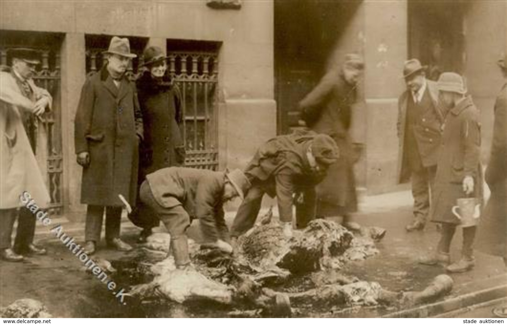 REVOLUTION BERLIN 1919 - Foto-Ak -Menschen Holen Sich Pferdefleisch Auf Der Strasse- Ohne Text! I - Guerra