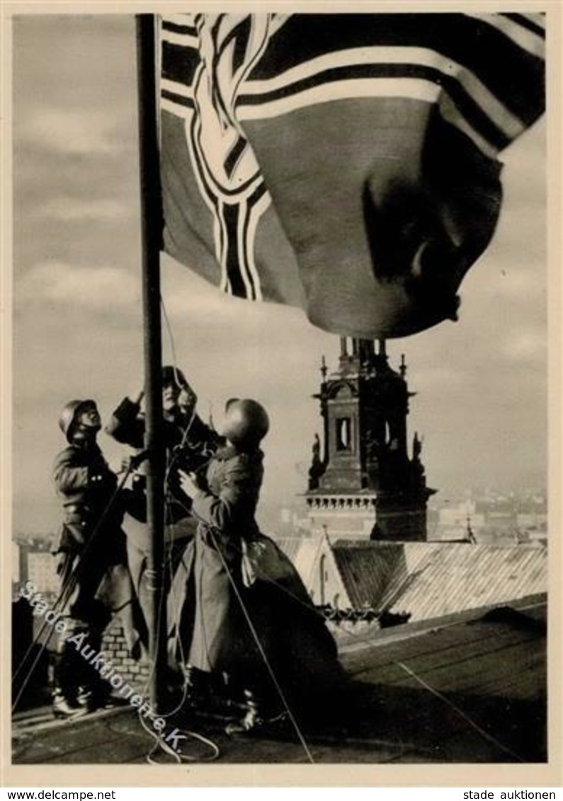 SS WK II Deutsche Polizei Hisst Reichsdienstflagge Auf Der Burg In Krakau Foto AK I-II - Guerra 1939-45