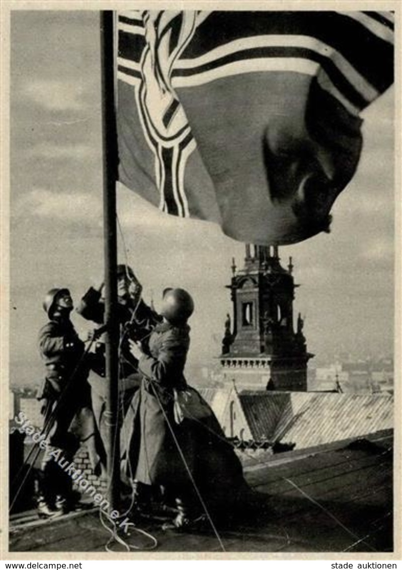 SS WK II Deutsche Polizei Hisst Reichsdienstflagge Auf Der Burg Krakau Foto AK I-II - Guerra 1939-45