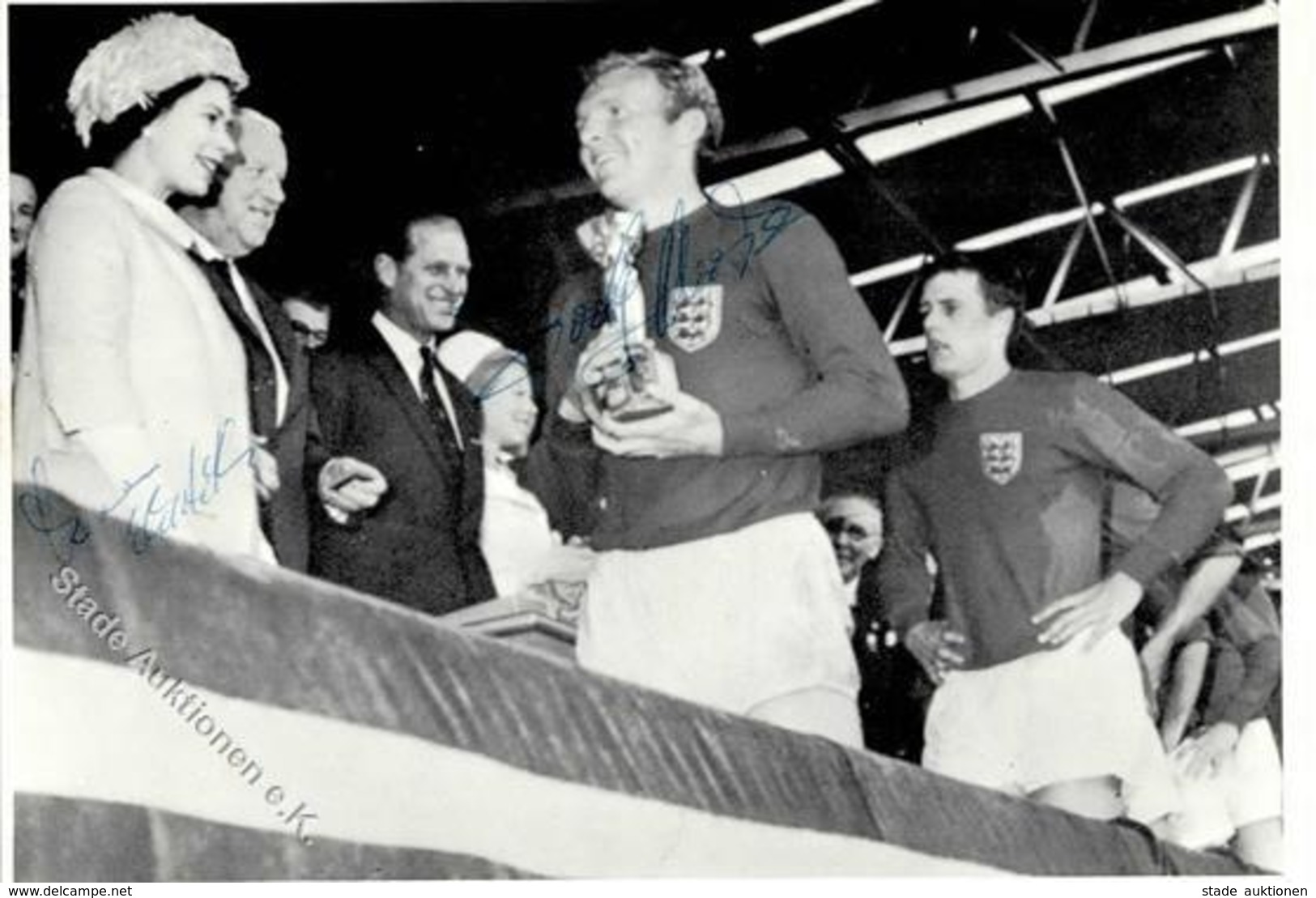 Fussball WM 1966 Bobby Moore Und Queen Elisabeth RS Unterschrift I-II - Calcio