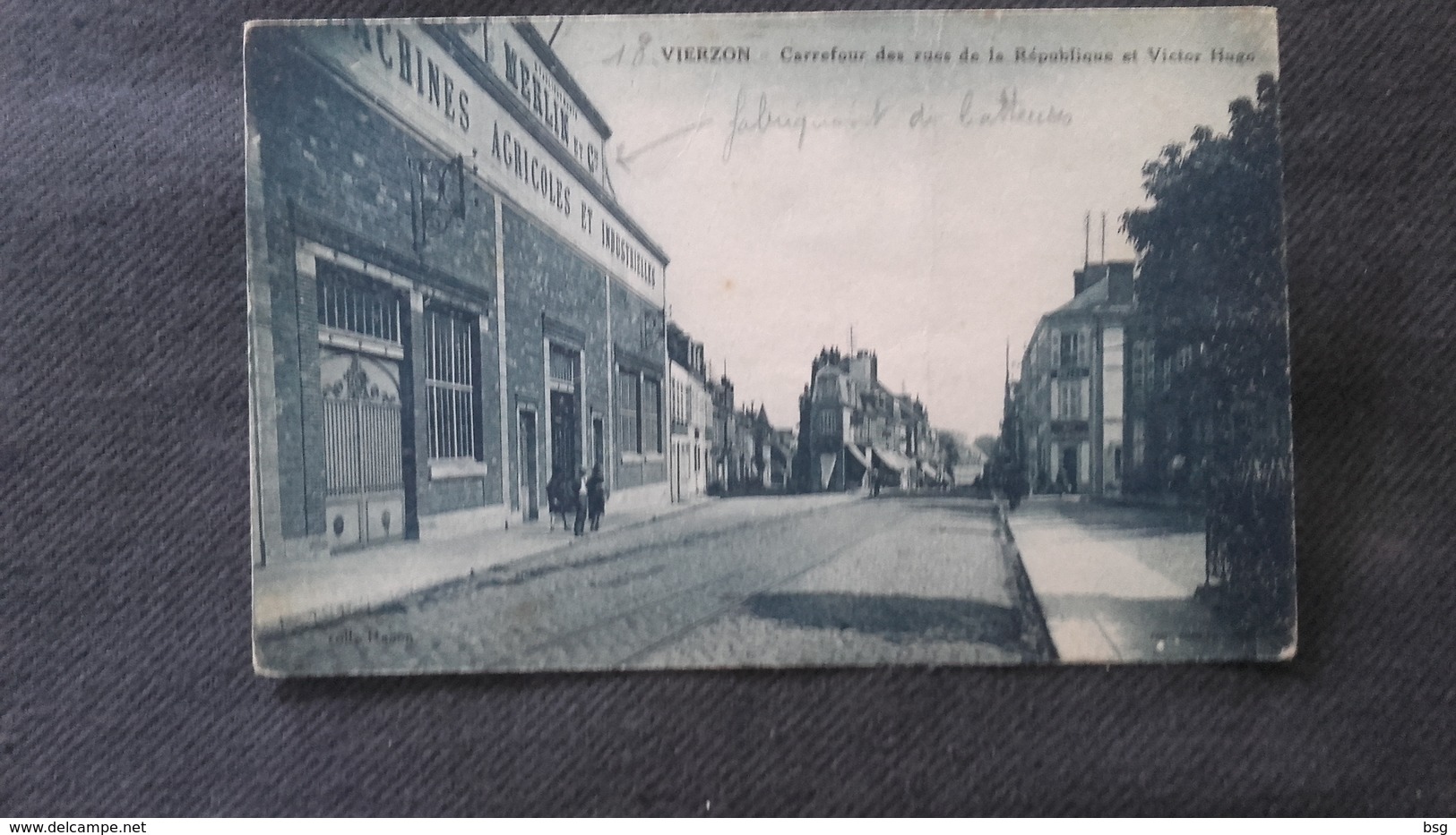 CPA 18 Vierzon - Carrefour Des Rues De La République Et Victor Hugo - Vierzon