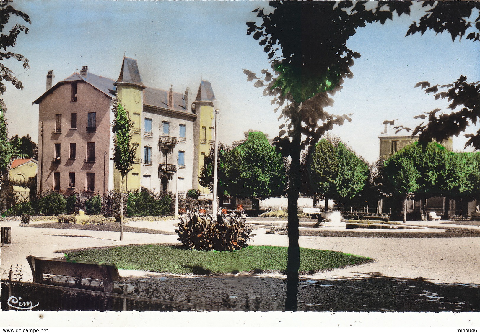 MONTROND LES BAINS  :CPSM.P.F. ANNEES 50..PLACE DE LA REPUBLIQUE .N.CIRCULEE.T.B.ETAT.PETIT PRIX.COMPAREZ!!! - Autres & Non Classés