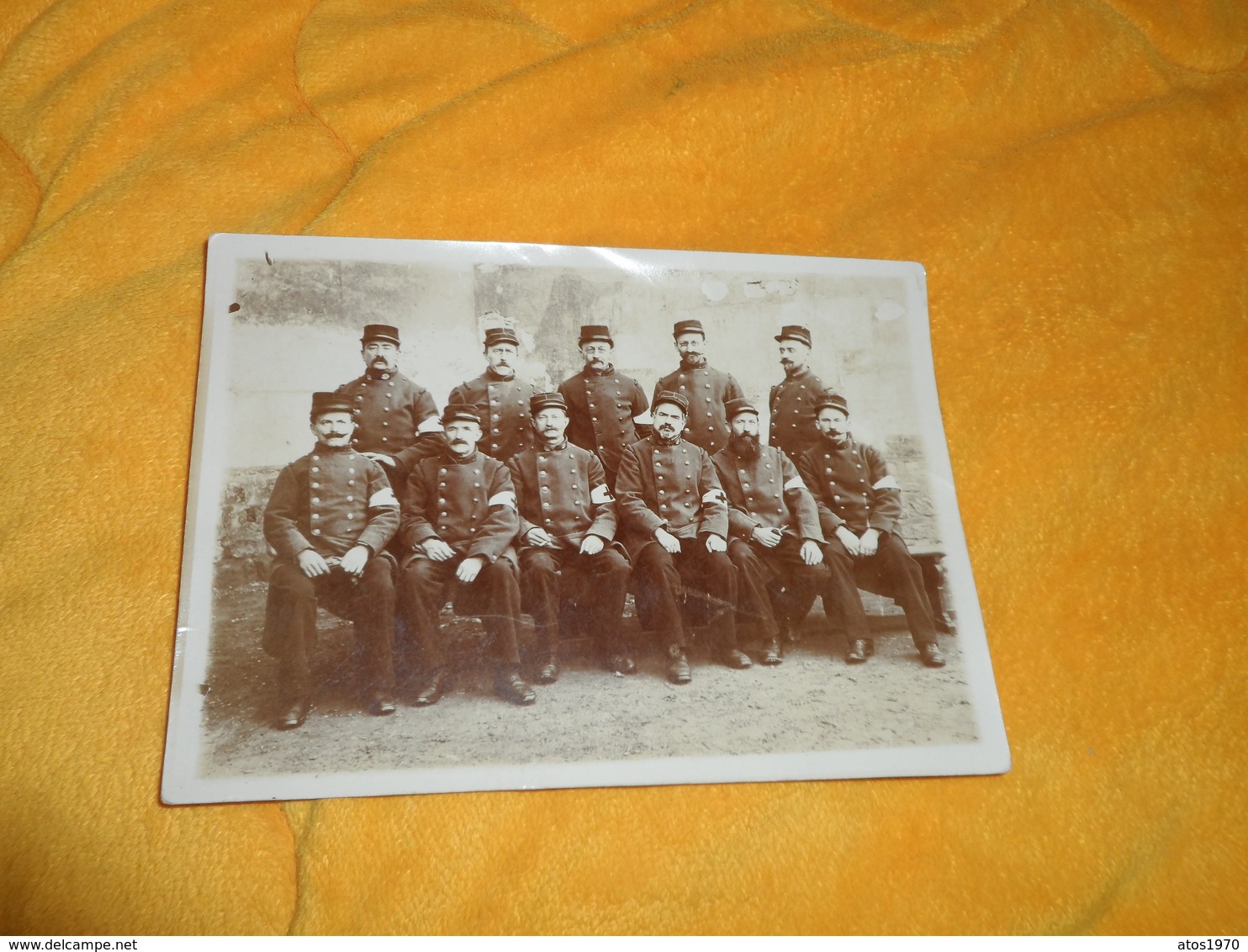 PHOTO ANCIENNE DATE ?. / COMPAGNIE OU REGIMENT A IDENTIFIER. INFIRMIERS BRASSARD CROIX ROUGE AUX BRAS. - Guerre, Militaire