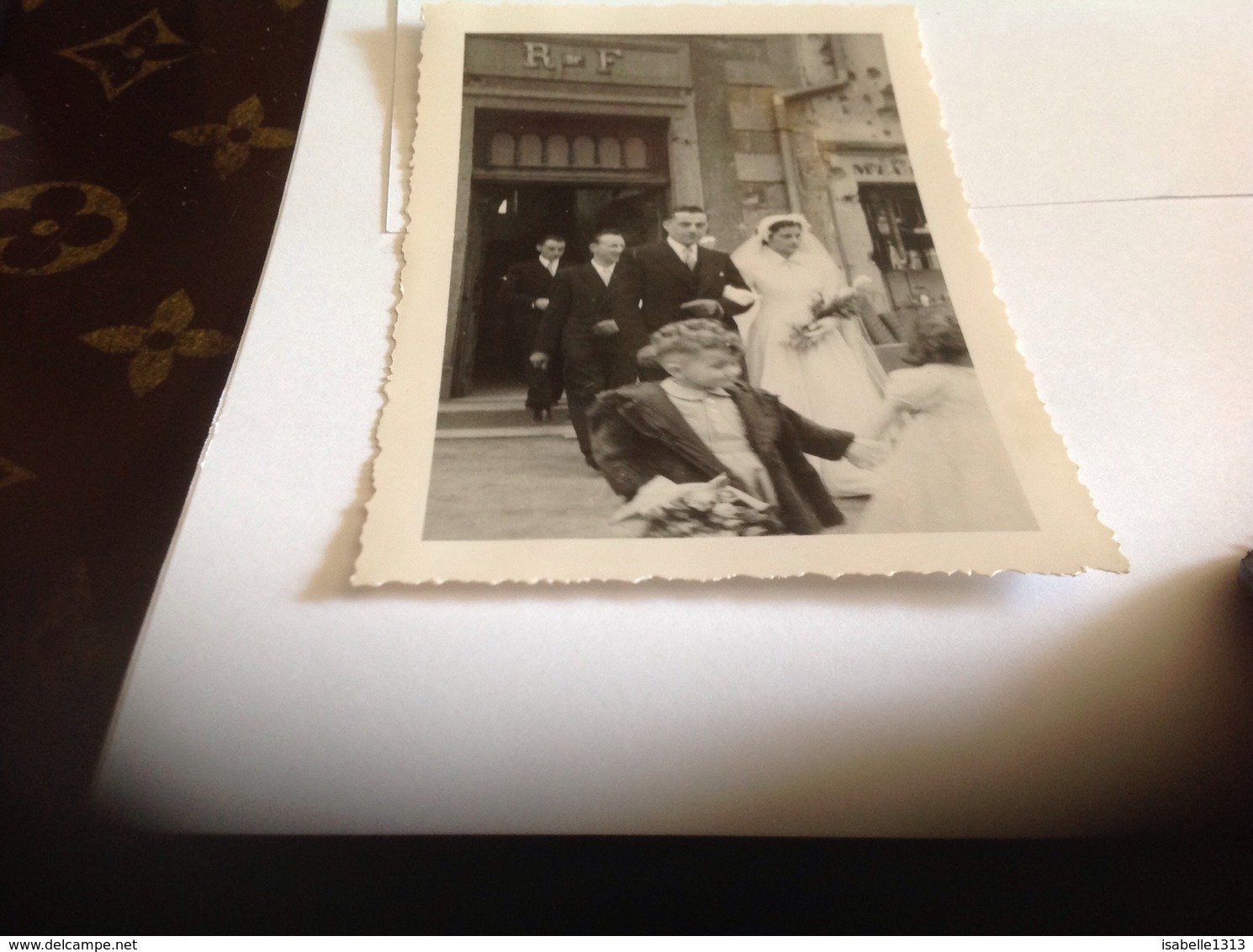 Photo Noir Et Blanc Bord Blanc 1949 Femme Homme  Enfants Mariage Saulxures Vosges Eglise - Personnes Anonymes