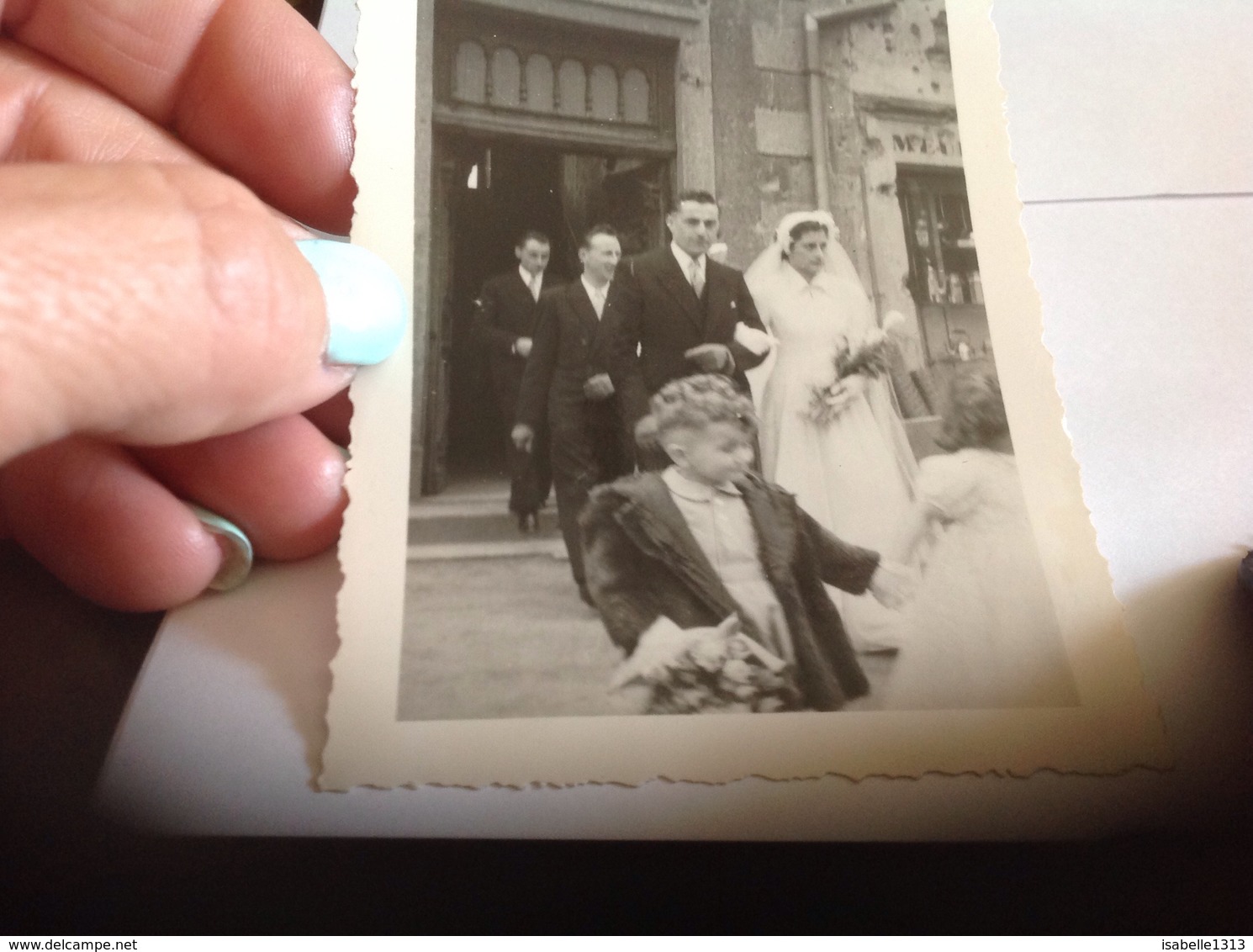 Photo Noir Et Blanc Bord Blanc 1949 Femme Homme  Enfants Mariage Saulxures Vosges Eglise - Personnes Anonymes