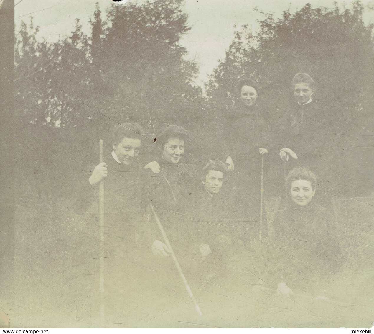 -PHOTOGRAPHIE JEUNES FEMMES JOUEUSES DE CROQUET TENANT LEUR MAILLET - Anciennes (Av. 1900)