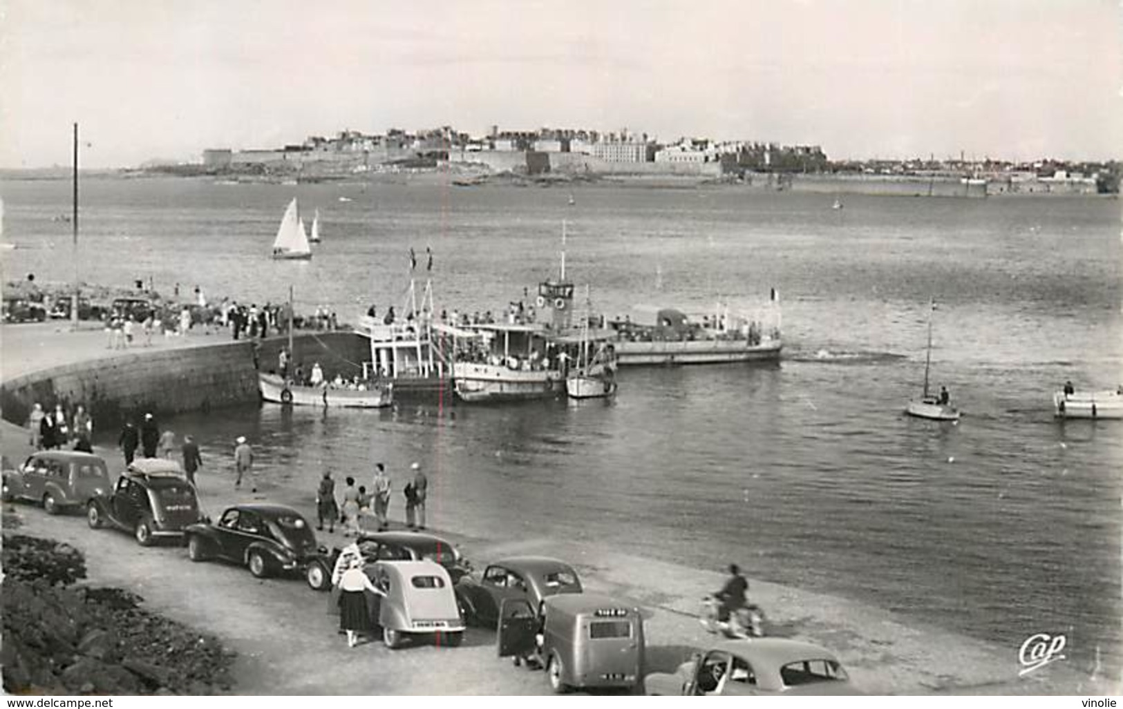 P-18-E- 4739 : DINARD. EMBARCADERE. AUTOMOBILES. - Dinard