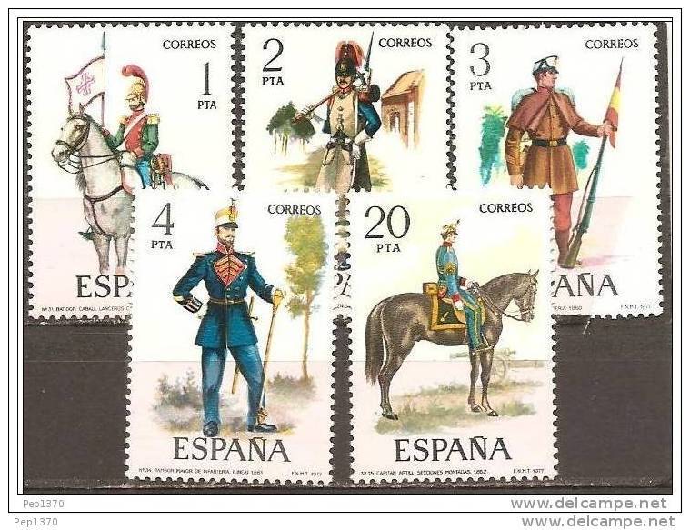 ESPAÑA 1977 - UNIFORMES MILITARES - EDIFIL Nº 2381-2385 - Yvert 2027-2031 - Textiles