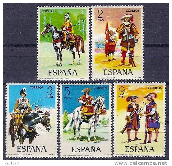 ESPAÑA 1974 - UNIFORMES MILITARES - Edifil Nº 2167-2171 - Yvert 1822-1826 - Textiles