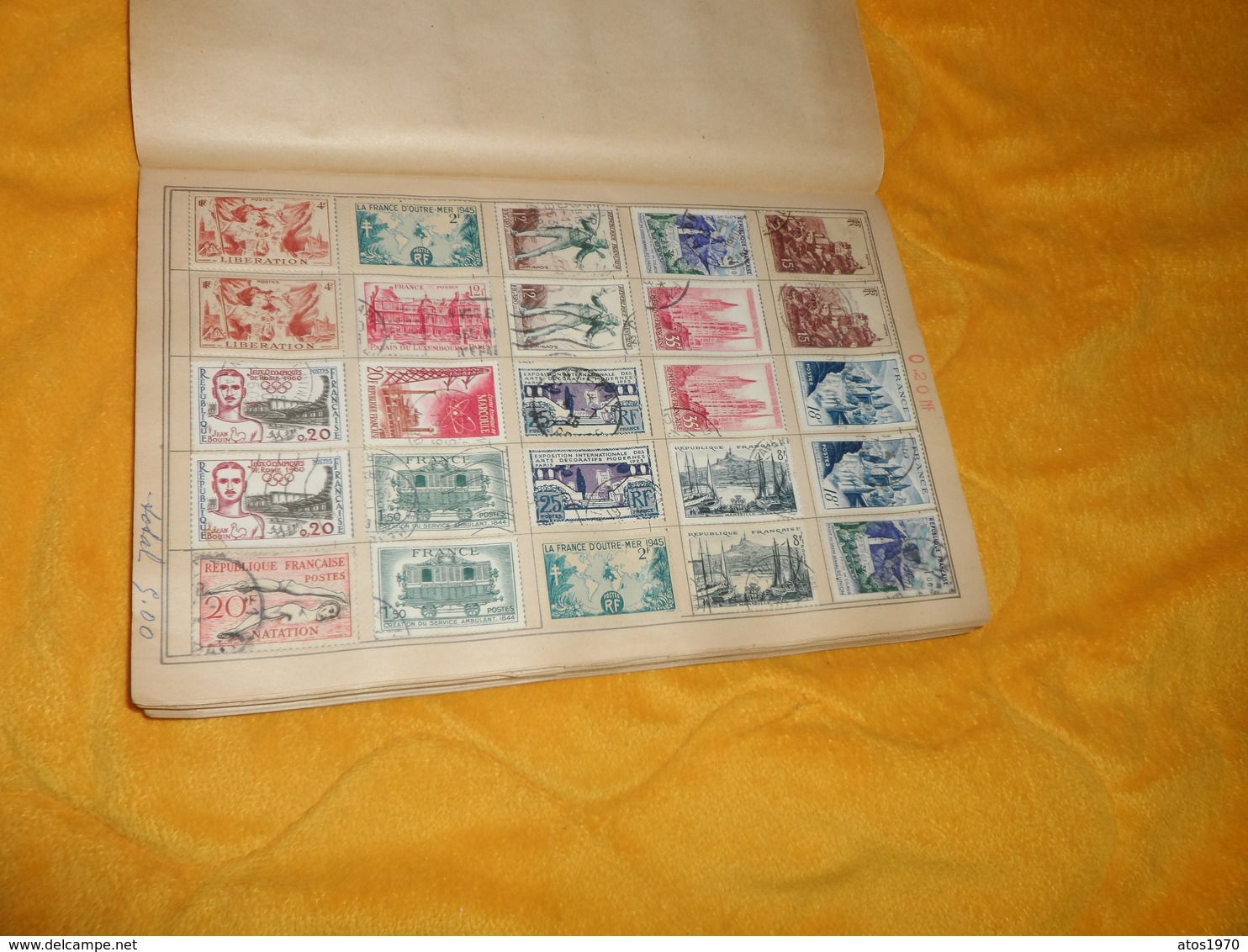 CAHIER TIMBRES POSTE LOT DE 675 TIMBRES OBLITERES ANCIENS DONT UNE DIZAINE DE MONACO. VOIR PHOTOS PAGES TOUTES SCANNEES.