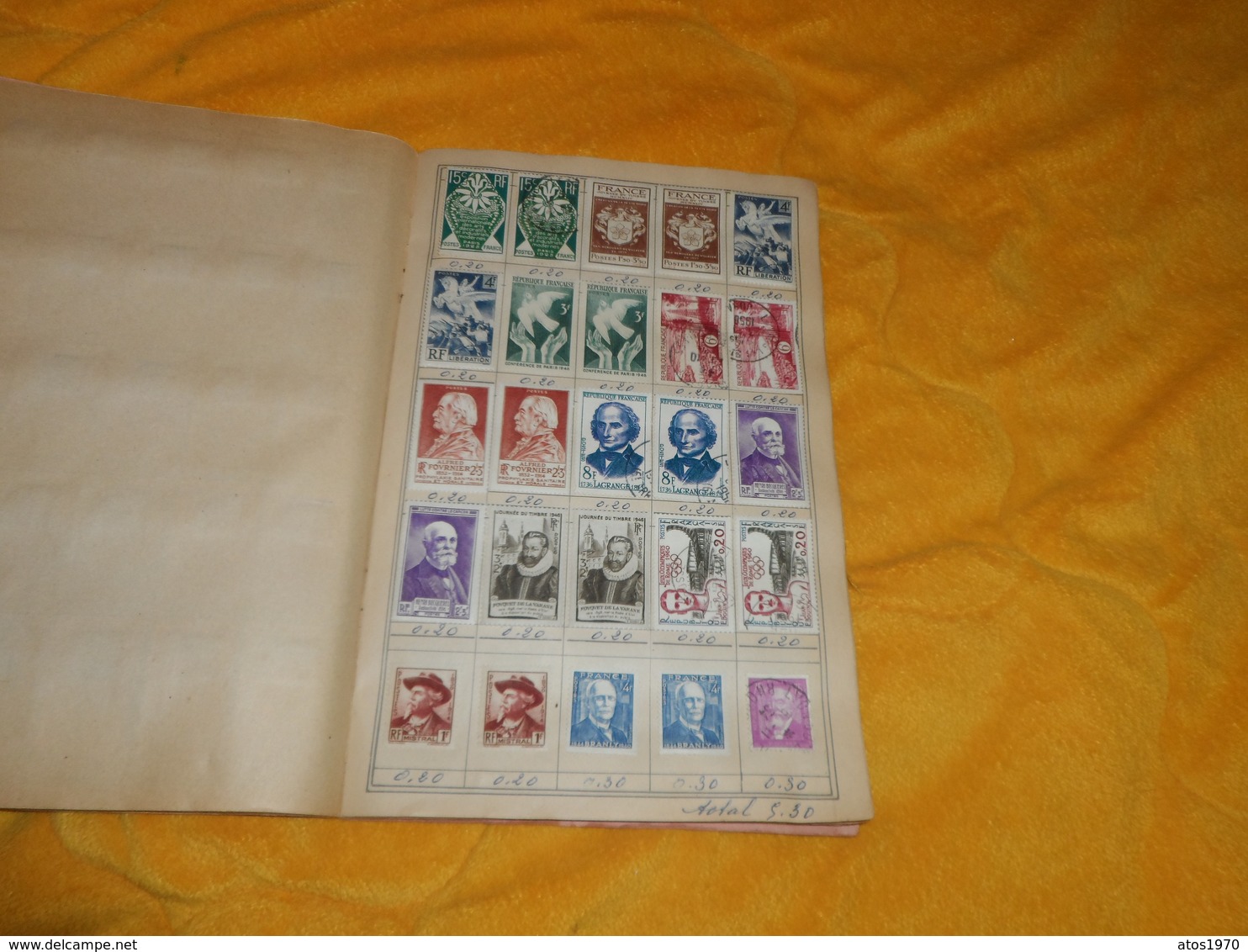 CAHIER TIMBRES POSTE LOT DE 675 TIMBRES OBLITERES ANCIENS DONT UNE DIZAINE DE MONACO. VOIR PHOTOS PAGES TOUTES SCANNEES.