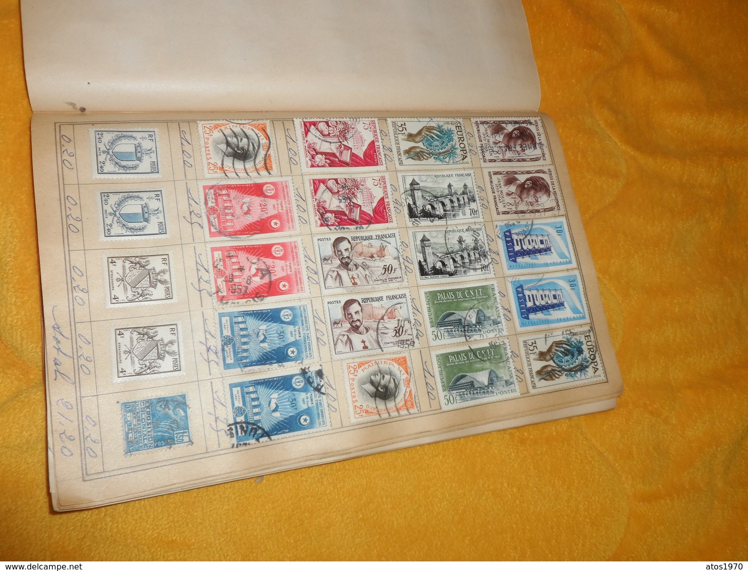 CAHIER TIMBRES POSTE LOT DE 675 TIMBRES OBLITERES ANCIENS DONT UNE DIZAINE DE MONACO. VOIR PHOTOS PAGES TOUTES SCANNEES.