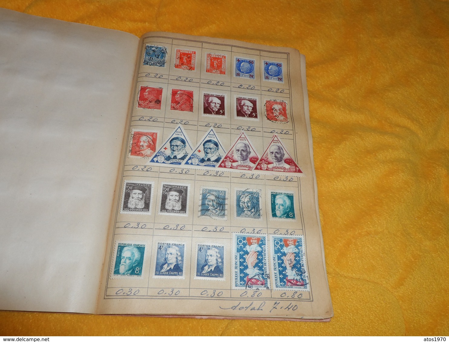 CAHIER TIMBRES POSTE LOT DE 675 TIMBRES OBLITERES ANCIENS DONT UNE DIZAINE DE MONACO. VOIR PHOTOS PAGES TOUTES SCANNEES.