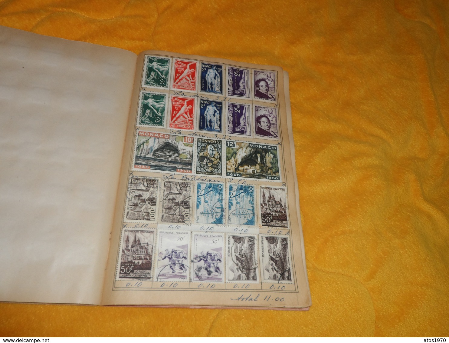 CAHIER TIMBRES POSTE LOT DE 675 TIMBRES OBLITERES ANCIENS DONT UNE DIZAINE DE MONACO. VOIR PHOTOS PAGES TOUTES SCANNEES.