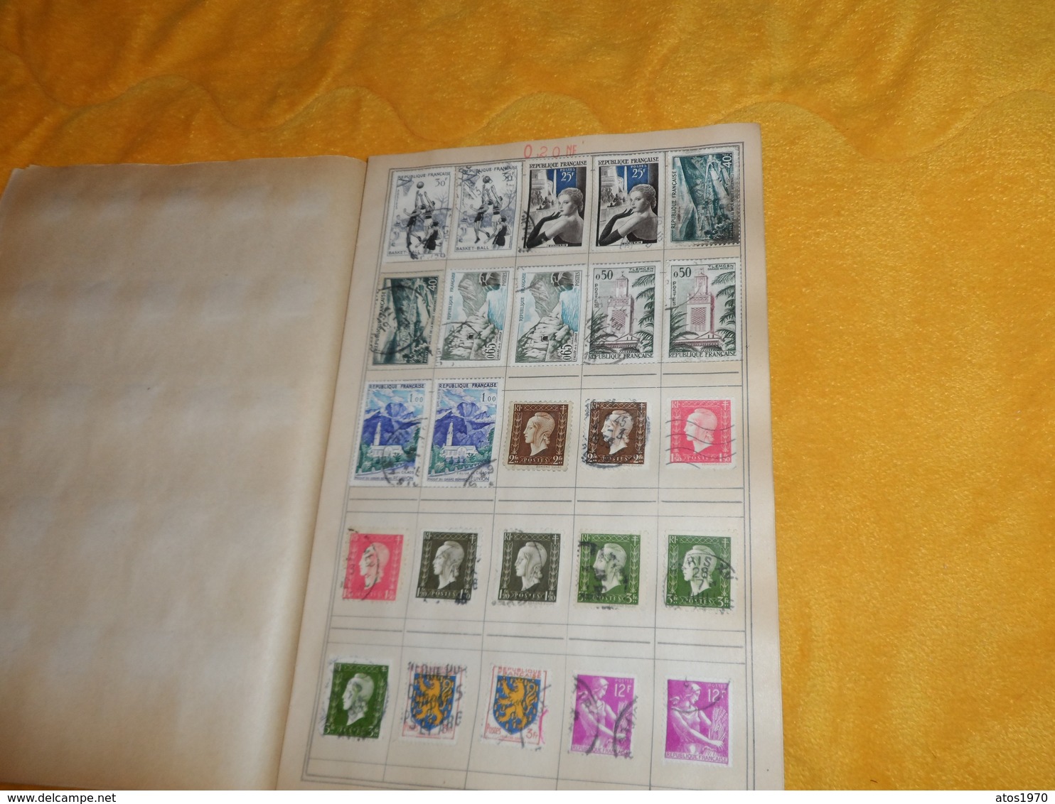 CAHIER TIMBRES POSTE LOT DE 675 TIMBRES OBLITERES ANCIENS DONT UNE DIZAINE DE MONACO. VOIR PHOTOS PAGES TOUTES SCANNEES.