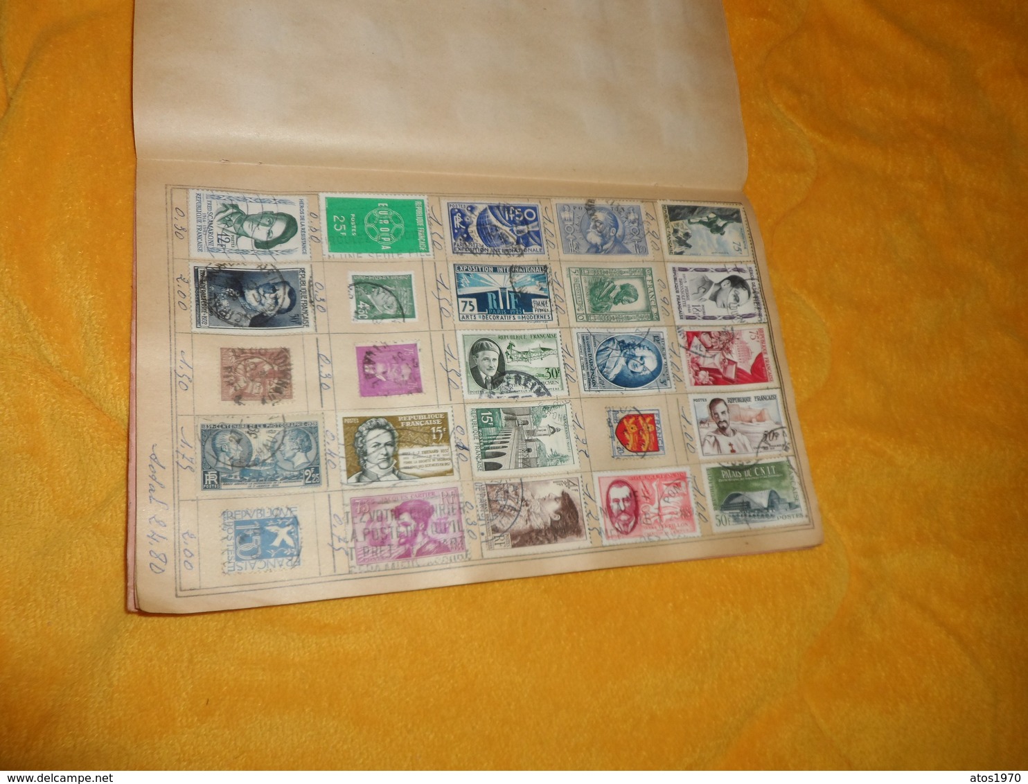 CAHIER TIMBRES POSTE LOT DE 675 TIMBRES OBLITERES ANCIENS DONT UNE DIZAINE DE MONACO. VOIR PHOTOS PAGES TOUTES SCANNEES.