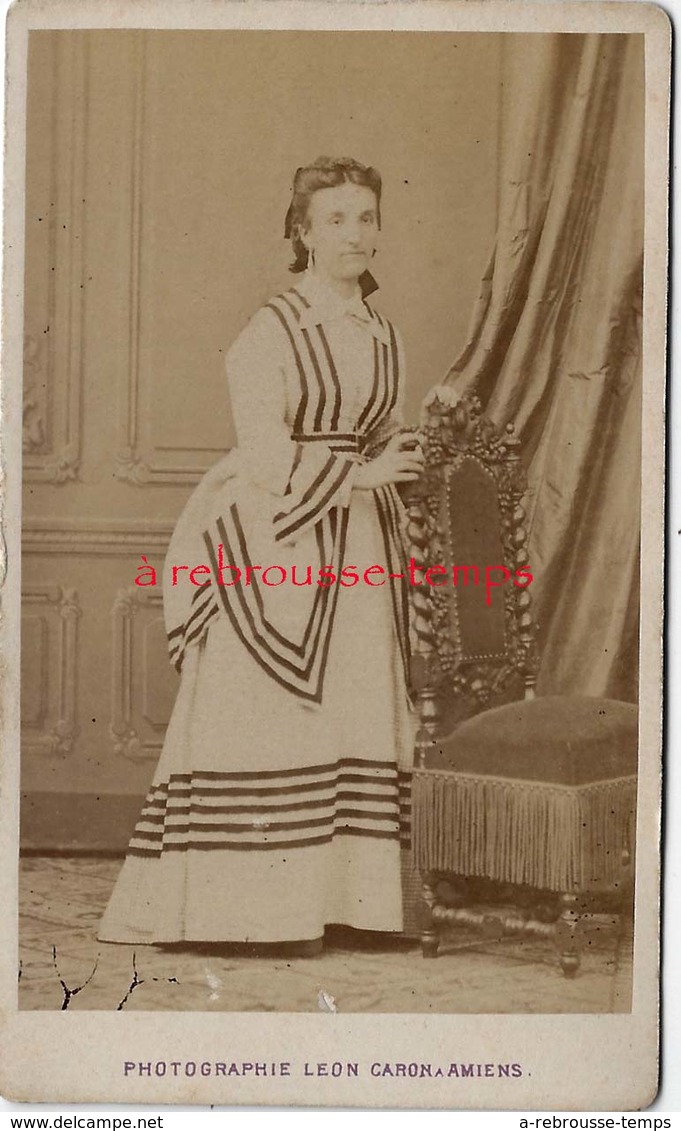 CDV Spécial Mode -femme Belle Robe Avec Lignes-photo Léon Caron Rue Des 3 Cailloux à AMIENS - Anciennes (Av. 1900)