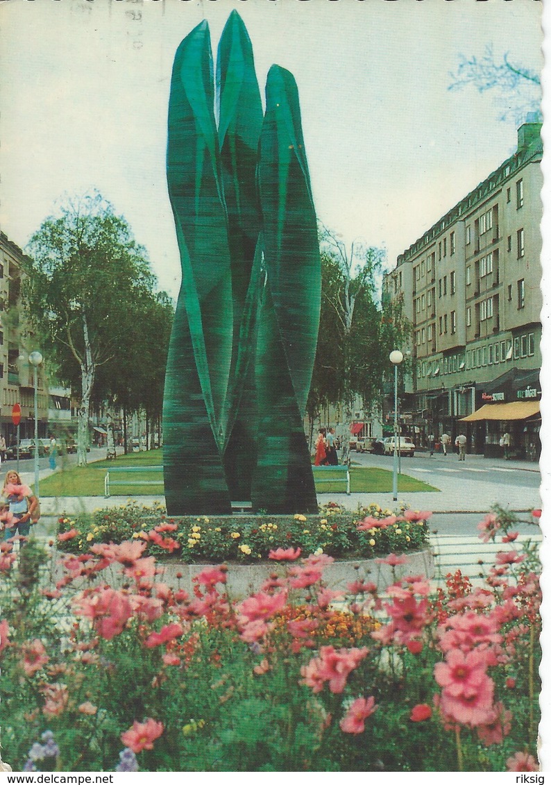 Statue "Grön Eid". Vicky Lindstrand, Järnvägstorget, Umeå Sweden.  # 07366 - Sculptures