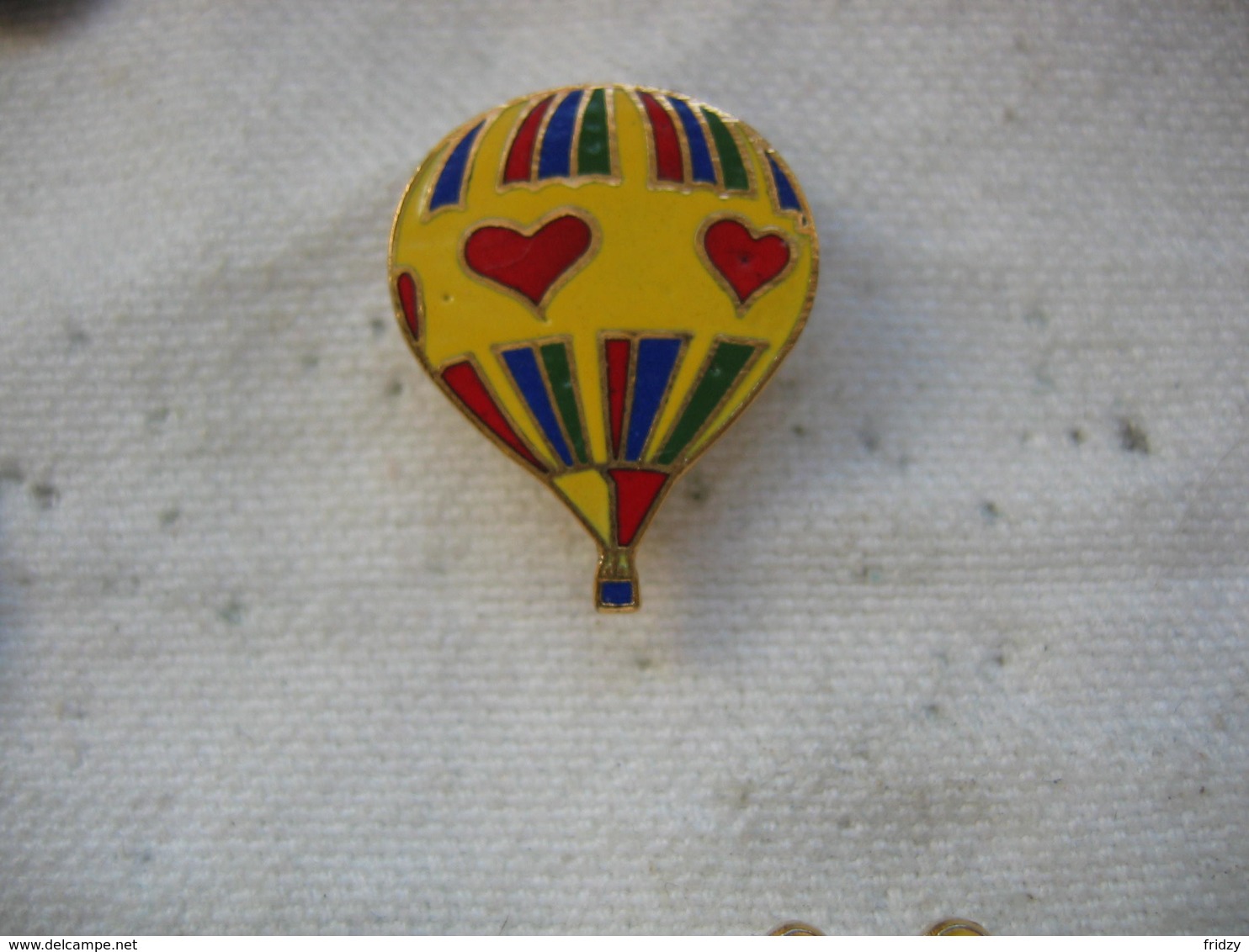 Pin's Mongolfiere De Couleur Jaune Avec Des Coeurs - Airships