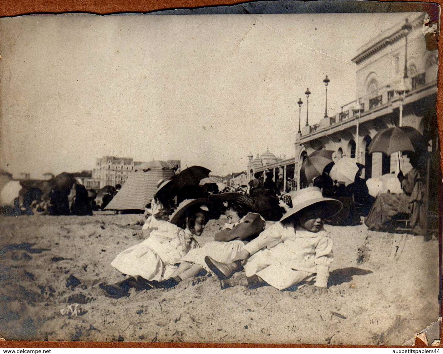 Tirage Photo Albuminé Plage & Maillots De Bains à Biarritz Vers 1900 - Fillettes Sur Le Sable Et Ombrelles D'élégantes - Anonyme Personen