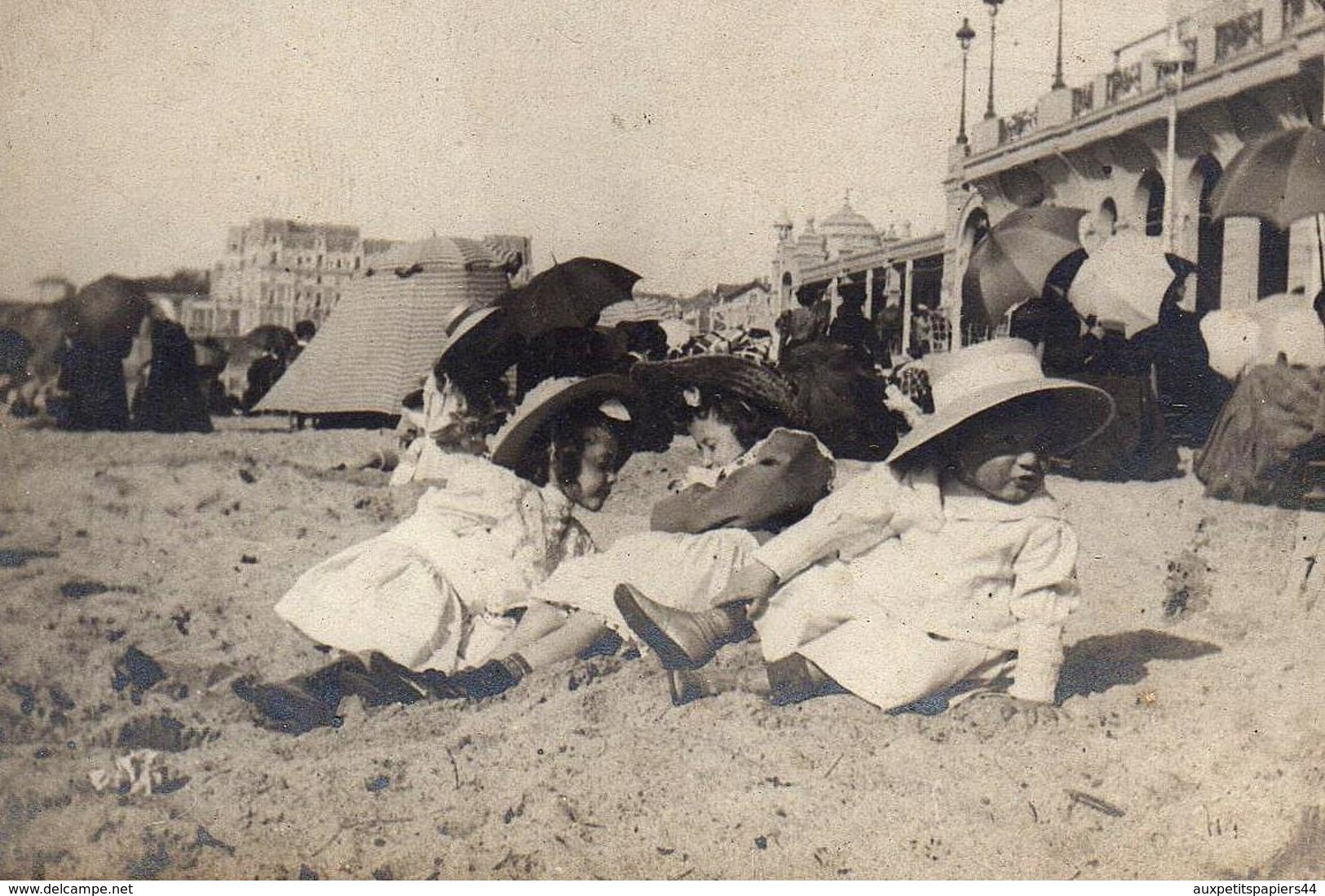 Tirage Photo Albuminé Plage & Maillots De Bains à Biarritz Vers 1900 - Fillettes Sur Le Sable Et Ombrelles D'élégantes - Anonyme Personen