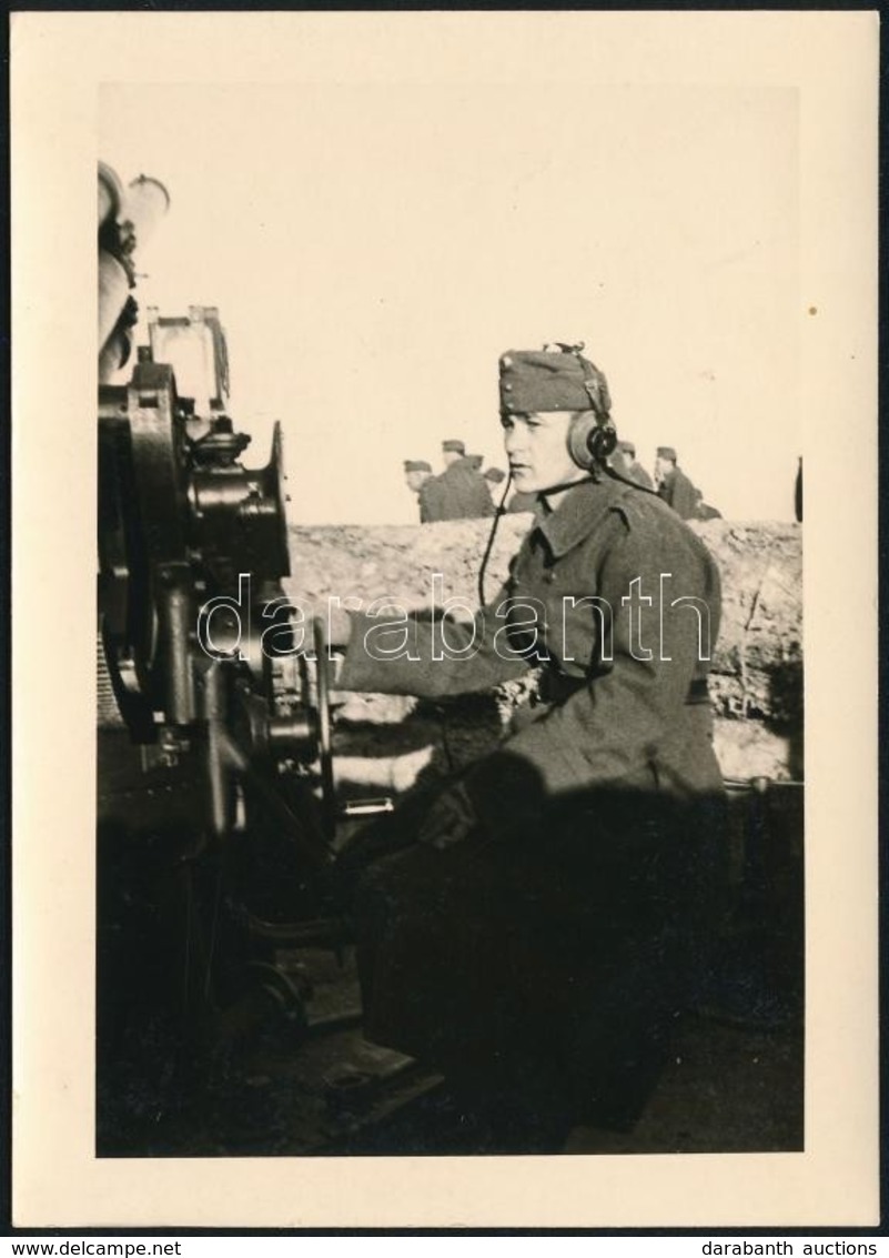 1942 Ágyúkezelő Katona A Fronton, Hátoldalon Feliratozva, 10,5×7,5 Cm - Sonstige & Ohne Zuordnung