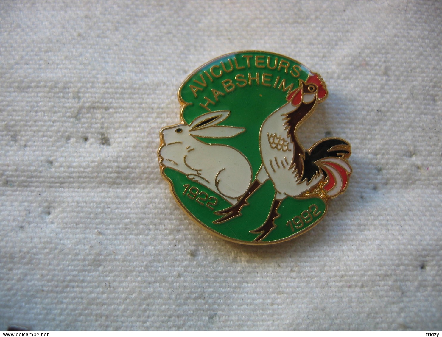 Pin's Des 60 Ans Des Aviculteurs De La Ville D'HABSHEIM 1922-1992. Lapin, Coq, Poule - Animals