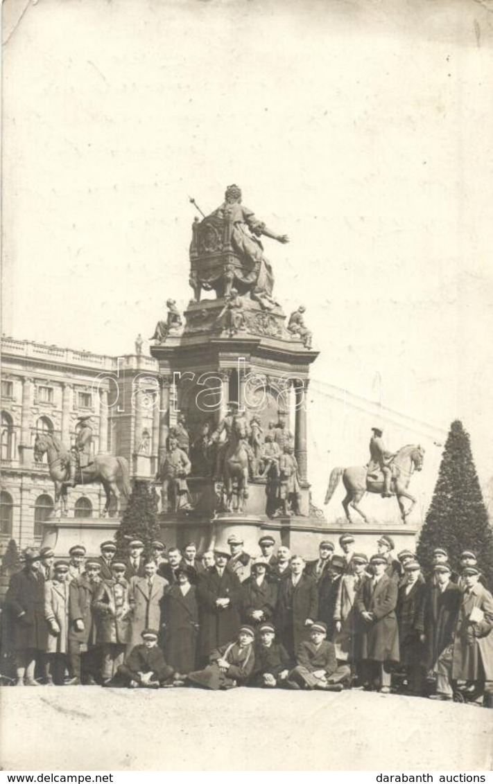 T3 Vienna, Wien I. ; K.k. Hofburg Am Michaelerplatz, Maria Theresia Denkmal / Statue, Group Photo (EK) - Zonder Classificatie