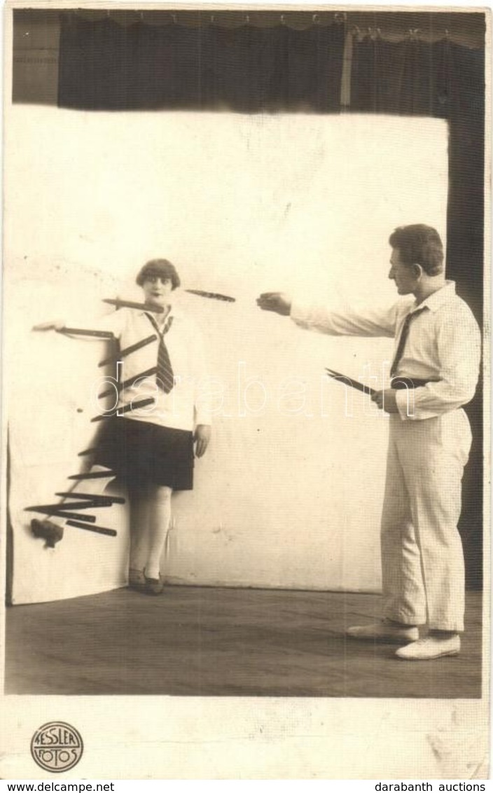 * T2/T3 1929 Cirkuszi Mutatványos, Késdobáló Artista / Circus Juggler, Knife Throwing. Fessler Fotos Photo (EK) - Zonder Classificatie