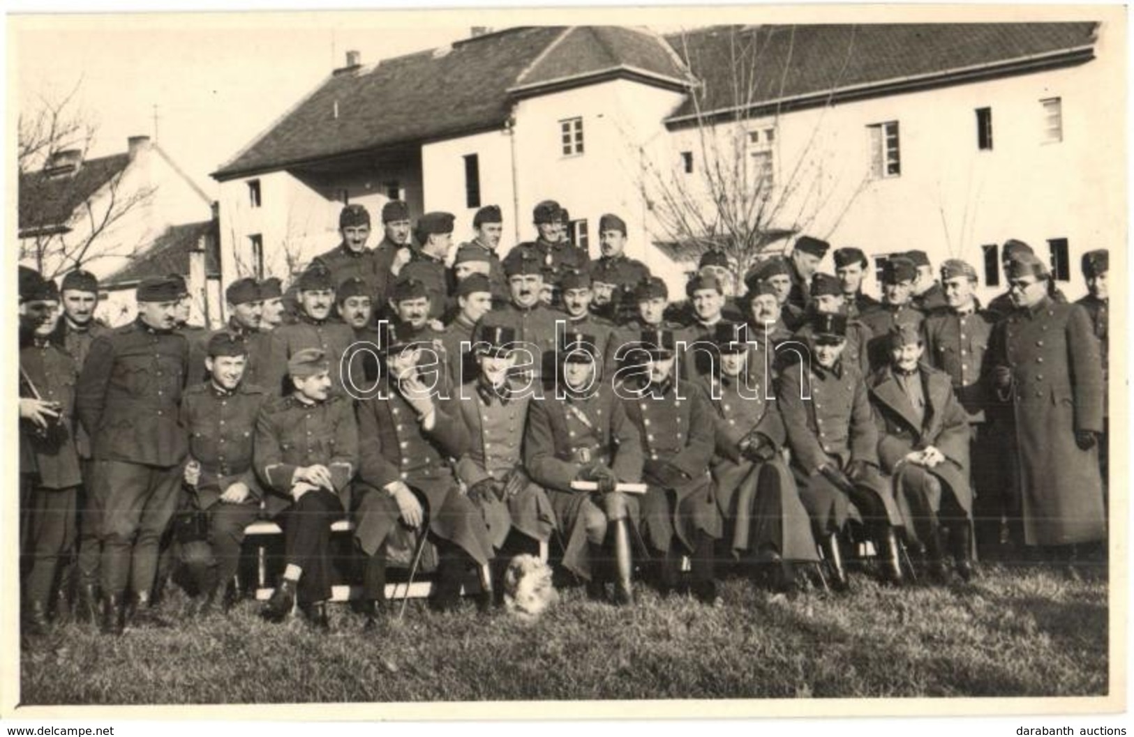 ** T2 Második Világháborús Katonatisztek Csoportképe Kutyával / WWII Royal Hungarian Army Soldiers Group Photo With Dog - Zonder Classificatie