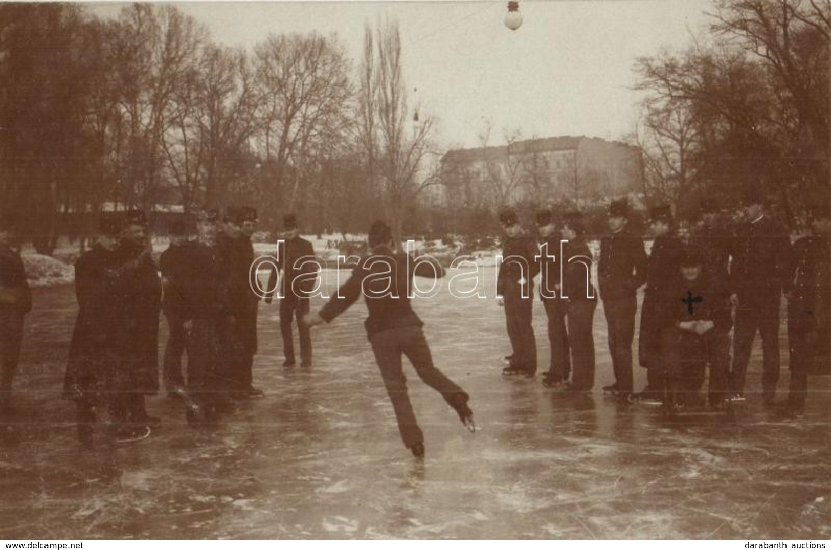 T2 1903 Budapest VIII. Ludovika Akadémia. Gyakorlatot Tartó Ludovikások A Befagyott Tó Jegén Korcsolyáznak / Austro-Hung - Zonder Classificatie