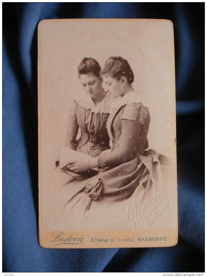 Photo CDV  Ludovic à Narbonne Deux Femmes Lisant Un Livre  Effet Miroir (Hélène Et  Berthe Renault 1890 ) - L389D - Old (before 1900)