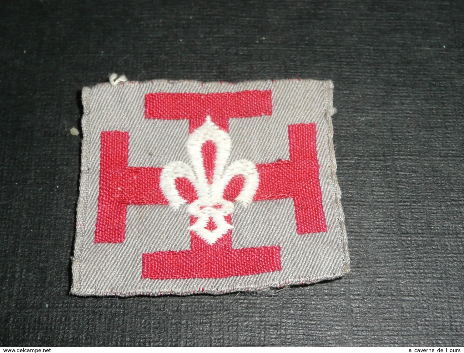 Rare Ancien écusson En Tissu Brodé, Patch, Croix Potencée Et Fleur De Lys, Scout Scouts De France Scoutisme - Scoutisme