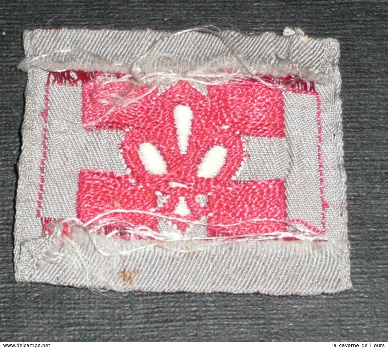 Rare Ancien écusson En Tissu Brodé, Patch, Croix Potencée Et Fleur De Lys, Scout Scouts De France Scoutisme - Scoutisme