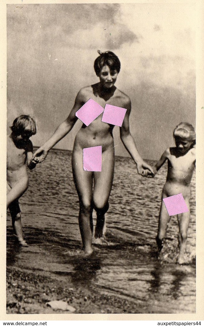 Photo Originale FKK & Naturisme, Nue & Nu Artistique Amateurs, Femme Sexy & Naturiste En Sortie De Mer Avec Enfants - Pin-up