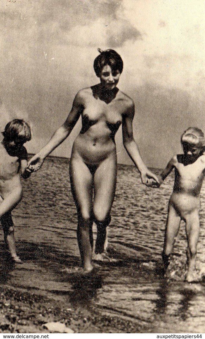 Photo Originale FKK & Naturisme, Nue & Nu Artistique Amateurs, Femme Sexy & Naturiste En Sortie De Mer Avec Enfants - Pin-up