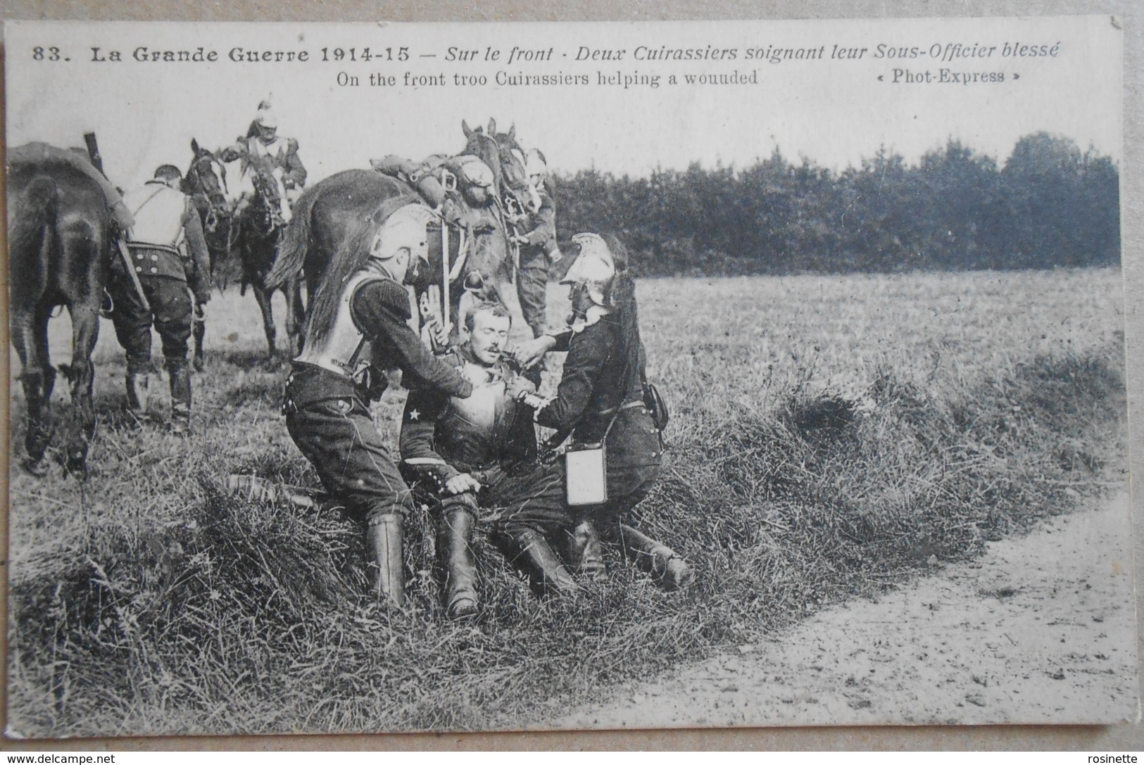 GUERRE 1914 : Sur Le Front 2 Cuirassiers Soignant Leur Sous Officier Blessé (on The Front Troo Cuirassiers Helping A Wou - War 1914-18