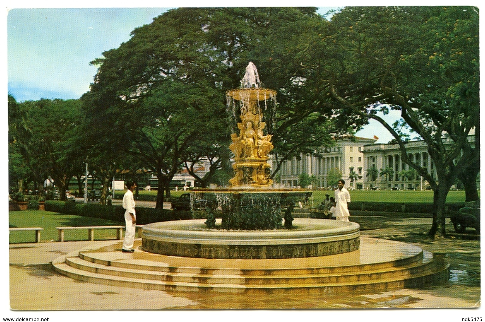 SINGAPORE : WATER FOUNTAIN AT QUEEN ELIZABETH WALK - Singapore